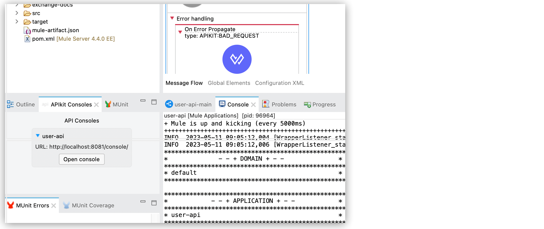 ウィンドウの [APIkit Consoles (APIkit コンソール)] タブに基点 URL の場所が表示されています。